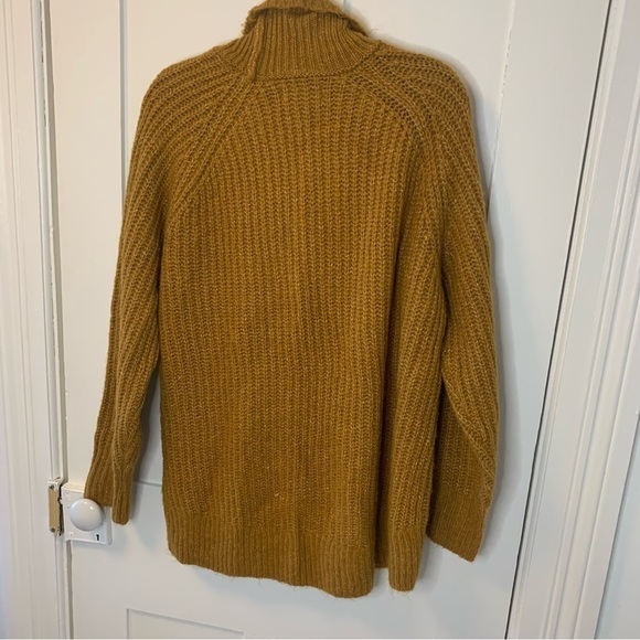 Golden Sweater - Picture 5 of 5